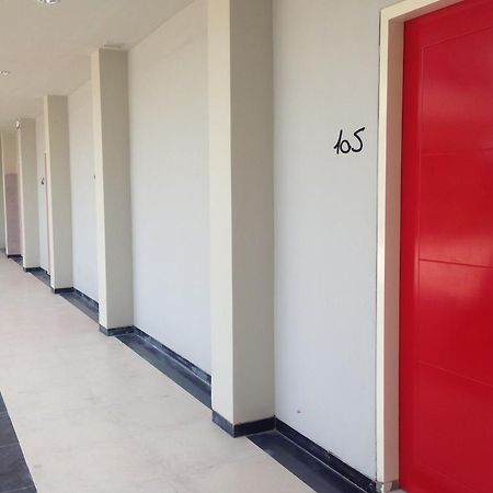 Rumah Cassa Guest House Surabaya Exterior foto