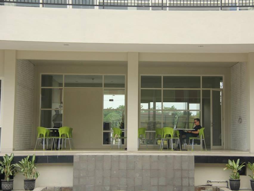 Rumah Cassa Guest House Surabaya Exterior foto
