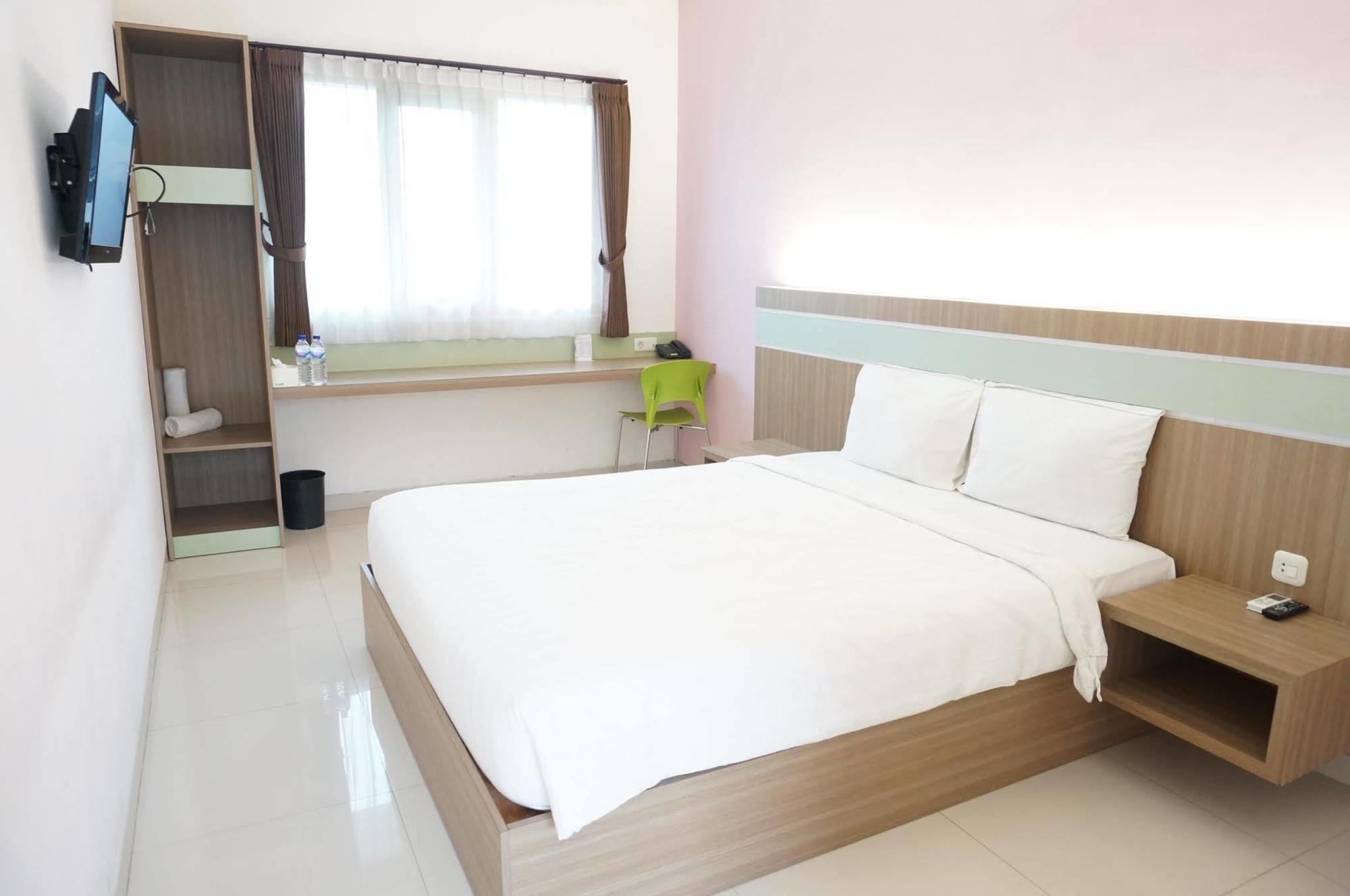 Rumah Cassa Guest House Surabaya Exterior foto