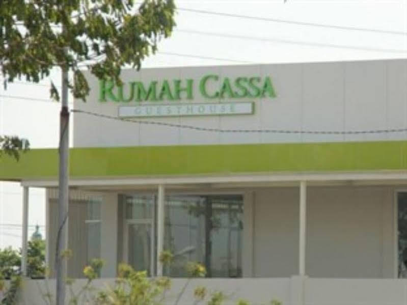 Rumah Cassa Guest House Surabaya Exterior foto