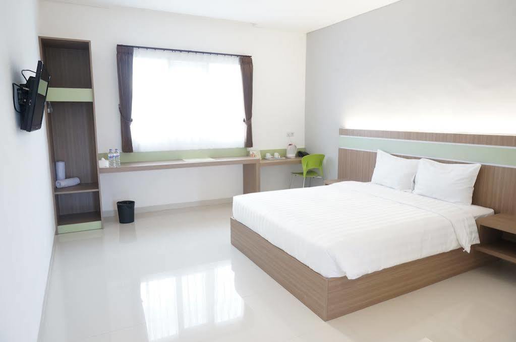 Rumah Cassa Guest House Surabaya Exterior foto